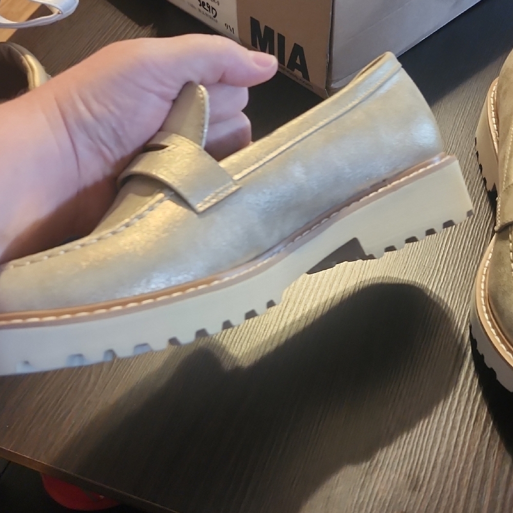 Pierre Dumas Women’s Metallic Gold Flats with Lugsoles 10 - Picture 3 of 8